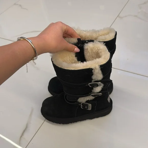 Fur lined Kids UGGs - Picture 3 of 6
